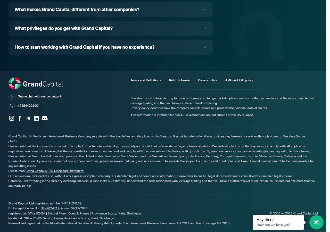 Grand Capital公式サイトのフッター。法人登録番号・ブローカーライセンス番号・サービス対象外国のリストが記載されている