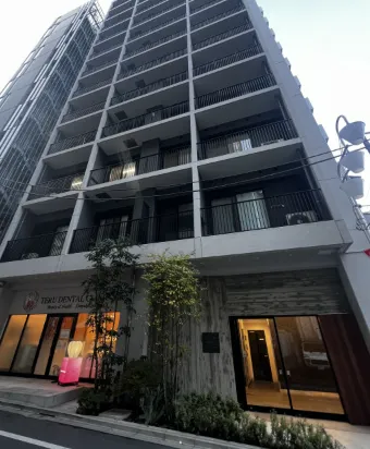 特定商取引法に基づく表記に記載された所在地「パークフロント新宿202号室」の外観。事業所ではなく居住用マンションに見える建物